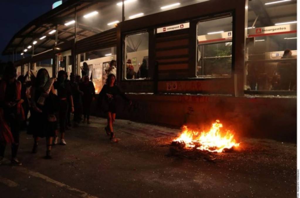 Las manifestantes reaccionaron con la consigna 'las están usando' mientras les aventaban objetos y las uniformadas optaron por replegarse.