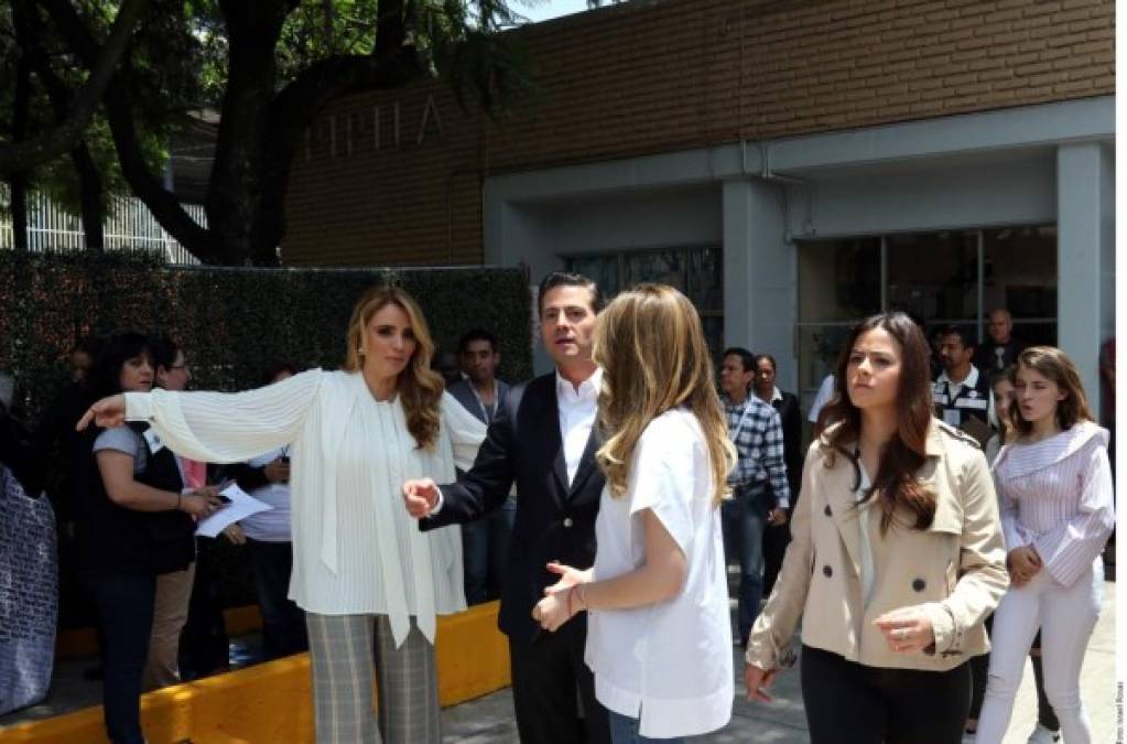 Peña Nieto llegó con tres de sus hijos, Alejandro Peña Pretelini, Paulina Peña Pretelini y Nicole Peña Pretelini.<br/>