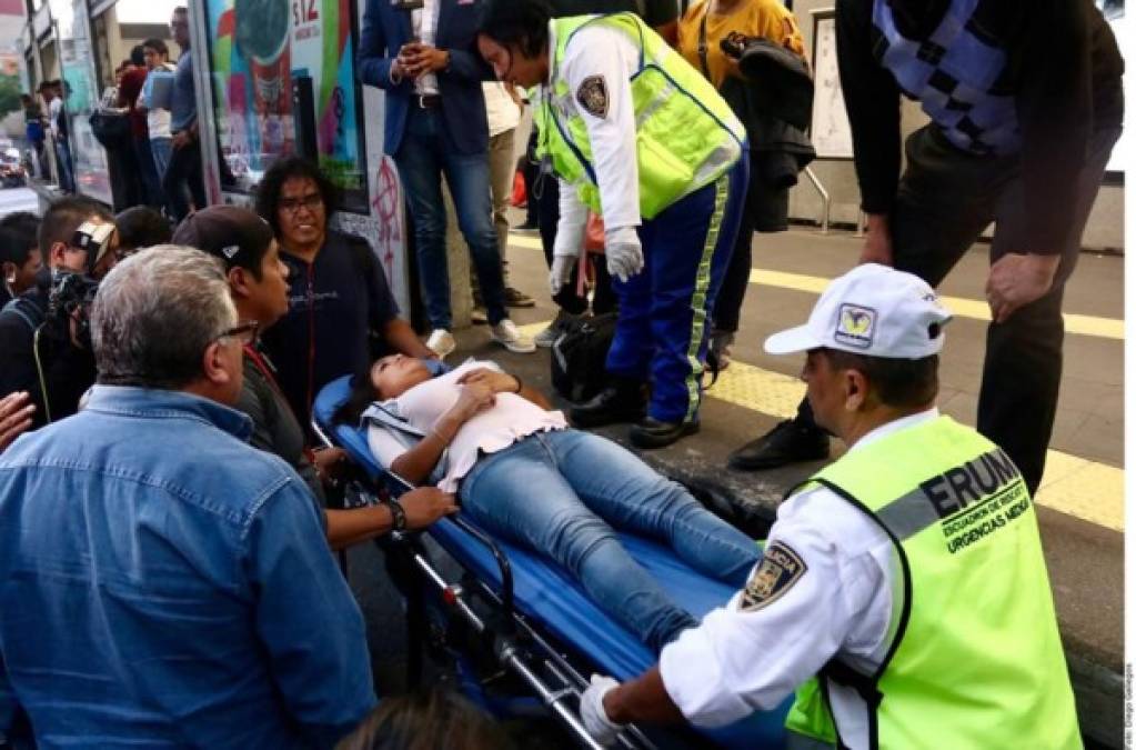 Paramédicos del Escuadrón de Rescate y Urgencias Médicas (ERUM) trasladaron a diferentes hospitales a 16 personas lesionadas tras la marcha contra la violencia de género, en la Ciudad de México, entre ellas 13 policías, dos civiles y un bombero.