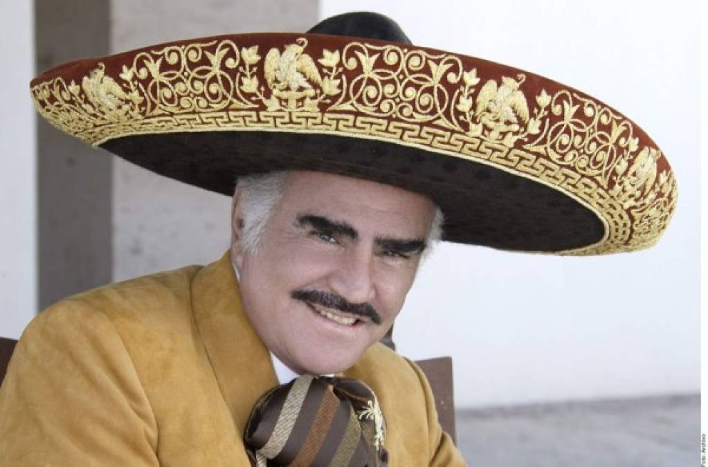 'Fue un accidente ahí en el rancho, en su cuarto, tuvo una lesión que se la corrigieron y ya ahorita está respondiendo bien, fue de una cervical', dijo su hijo Vicente Fernández Jr.