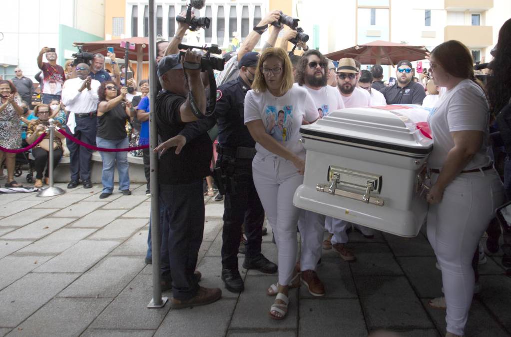 Familiares cargan el ataúd del salsero puertorriqueño Lalo Rodríguez durante su funeral.