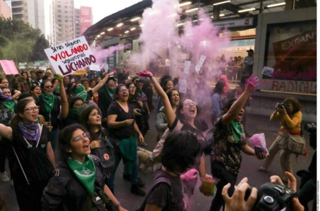 Cientos de mujeres tomaron palos, botellas y tabiques para romper vidrios y usaron su voz en unísono para ahuyentar a hombres y bomberos que intentaron apagar sus incendios. Fotos AFP.