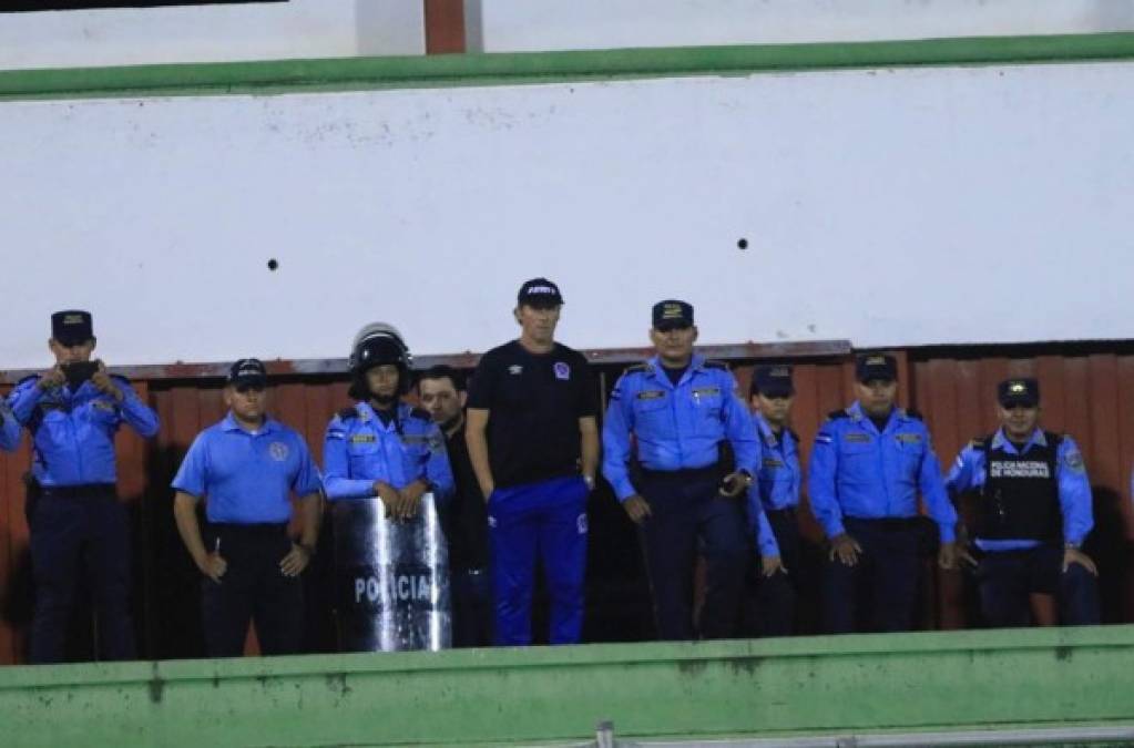 La insólito imagen de Pedro Troglio, técnico del Olimpia, rodeado de policías en las gradas del estadio Carlos Miranda de Comayagua. No dirigió ante el Platense por estar sancionado.