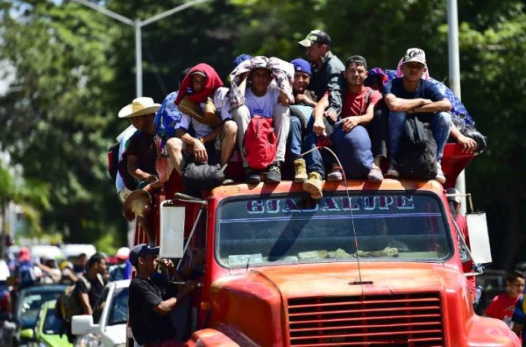 Periodistas que avanzan junto a la caravana reportaron la muerte de un migrante que fue atropellado por un tráiler mientras caminaba hacia Huixtla.