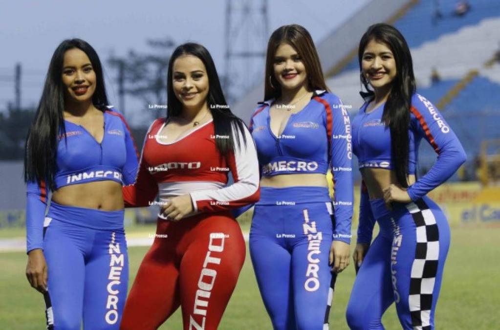 Las hermosas edecanes que cautivaron en el clásico del fútbol moderno.