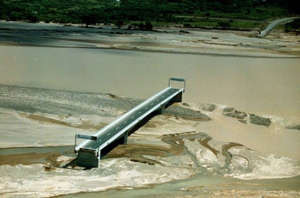 El puente recién inaugurado en la ciudad de Choluteca como parte de una donación de Japón quedó cortado en sus dos estribos laterales. <br/>