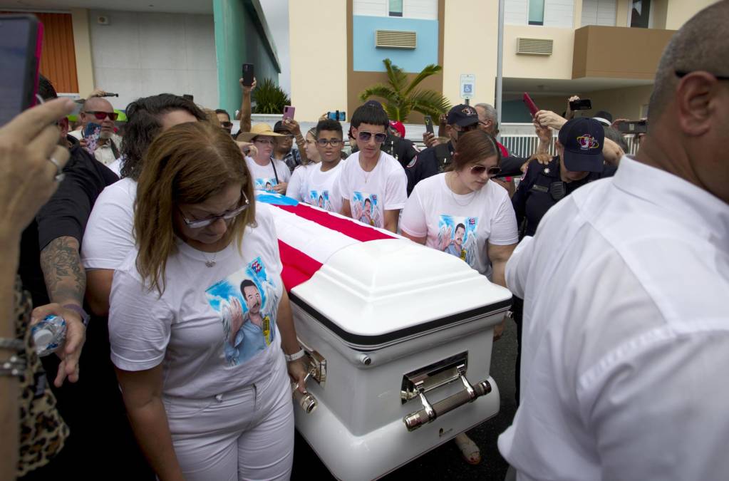 Familiares participaron en el funeral del salsero puertorriqueño Lalo Rodríguez, hoy, en Carolina (Puerto Rico).