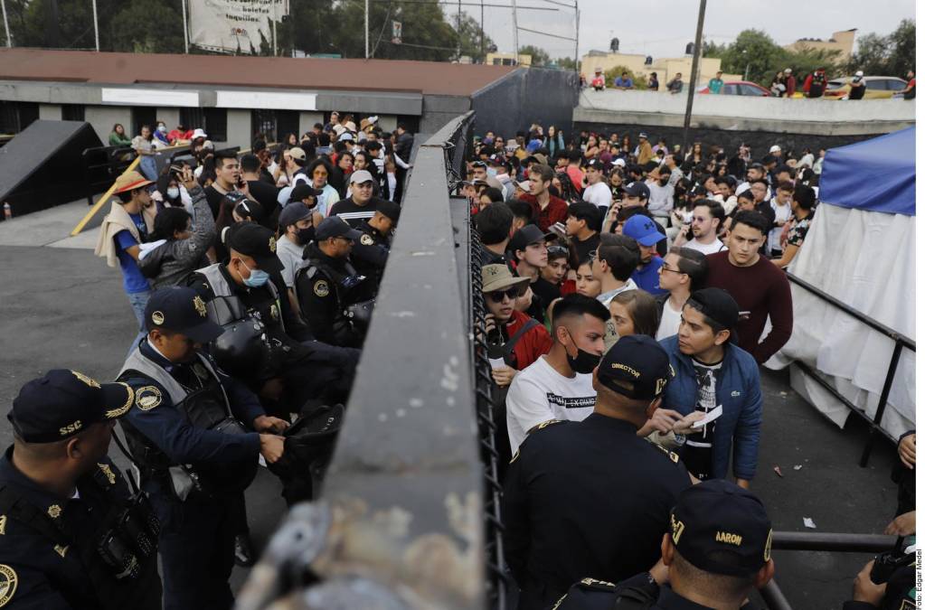 Los afectados se mantuvieron en el exterior del estadio Azteca para exigir una solución y cientos de los afectados intentaron entrar por la fuerza debido a su molestia ante la acción que padecieron.