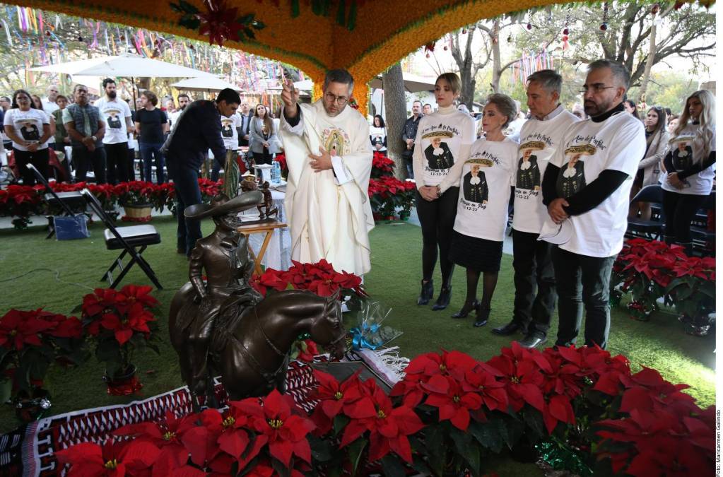 La familia Fernández adornó con nochebuenas la capilla donde descansan los restos del cantante, para recibir a un centenar de fanáticos de “El Charro de Huentitán” en el Rancho Los Tres Potrillos.