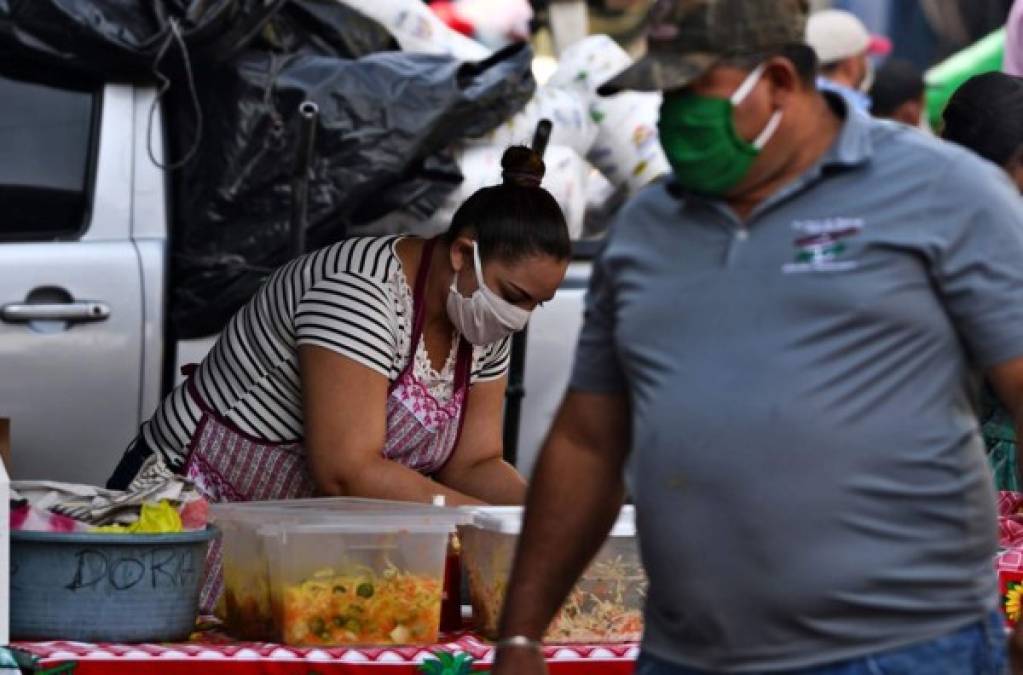 No solo los vendedores de productos de la canasta básica salieron a atender a las personas en los mercados; una mujer abió su puesto de pupusas en un mercado de Tegucigalpa, capital de Honduras.
