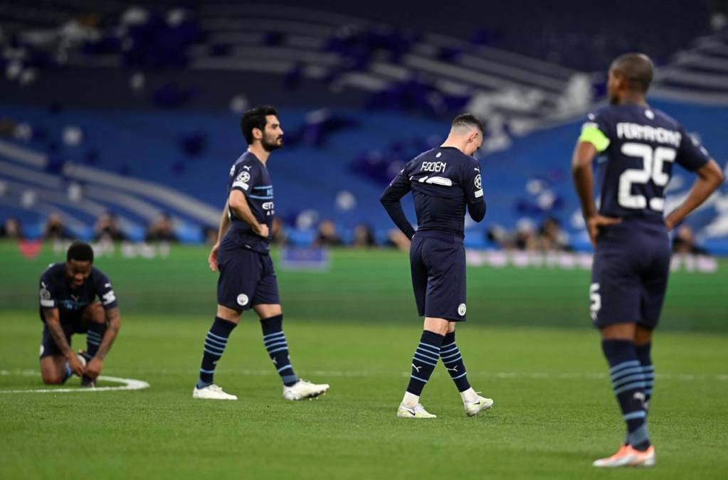 Los jugadores del Manchester City, abatidos tras quedar eliminados de la Champions League.