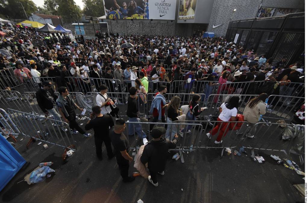 Los fans, quienes no pudieron entrar al concierto dado que les retenían el boletos, acusaron a la empresa que emite los pases, que en los últimos meses ha sido señalada por este tipo de prácticas en conciertos de artistas como Dua Lippa, Harry Styles o Daddy Yankee.