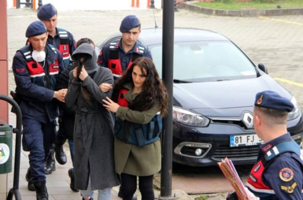 La mujer de Emre Asık fue detenida a bordo de un vehículo de lujo junto a otra persona. En el carro encontraron 2 armas sin licencia y algunas drogas, según el reporte de la policía.