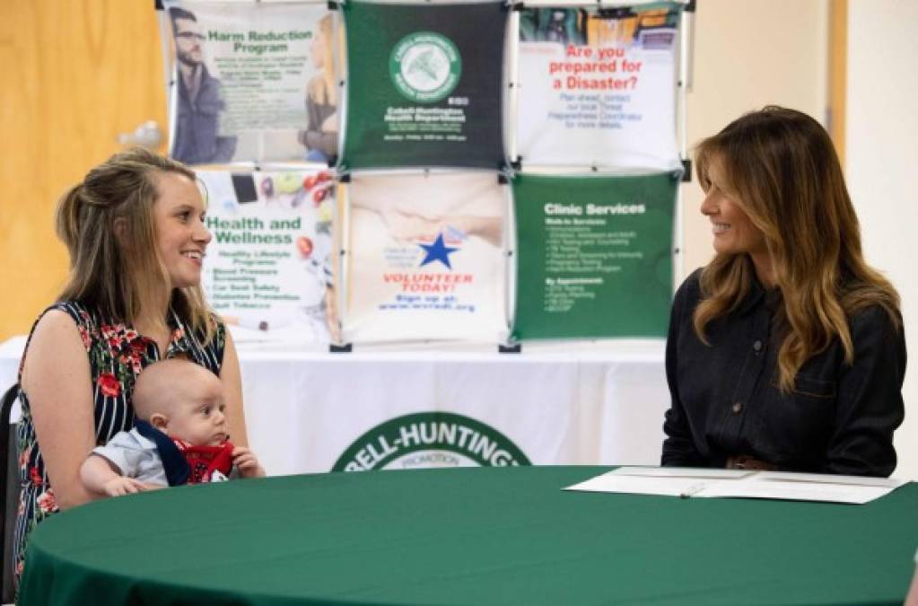 Melania se reunió con varios funcionarios para recibir un reporte sobre la crisis de drogadicción en el sur de Virginia y también tuvo una breve charla con Megan Pawley, una joven madre en recuperación de su adicción a la heroína, que le presentó a su bebé de cuatro meses, Huck.