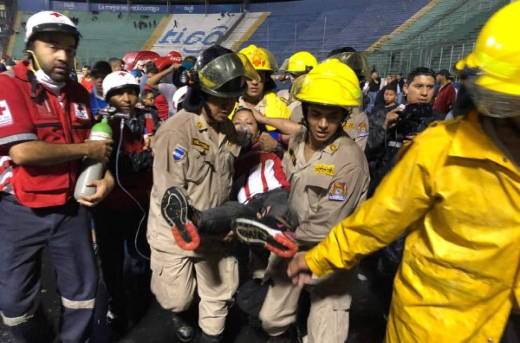 El clásico entre Olimpia vs Motagua no se jugó luego de terribles actos de violencia en la previa del partido. Mira las imágenes del caos que se vivió dentro y fuera del estadio Nacional de Tegucigalpa. Fotos Ronald Aceituno.