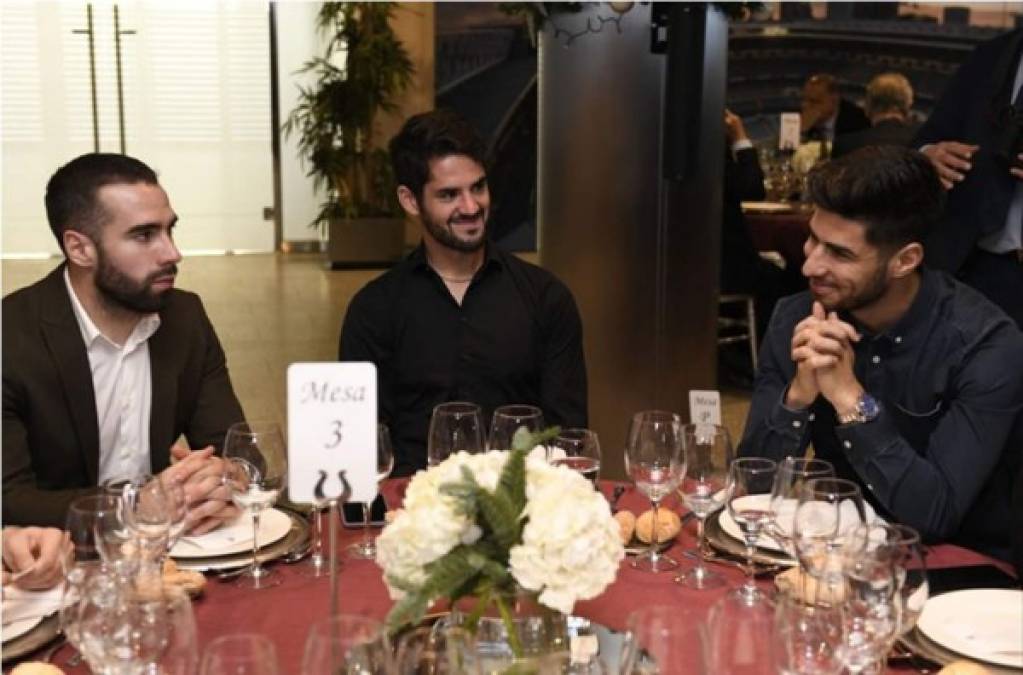 Isco estuvo arropado en su mesa por los jugadores del vestuario que más le están apoyando en el momento que vive, en el que ha pasado de ser titular indiscutible para Julen Lopetegui a suplente con pocos minutos con Santiago Solari. Dani Carvajal, Marco Asensio, además de Nacho Fernández o Lucas Vázquez compartieron bromas con él en los momentos en los que las cámaras de los medios de comunicación accedieron para grabar unos minutos.