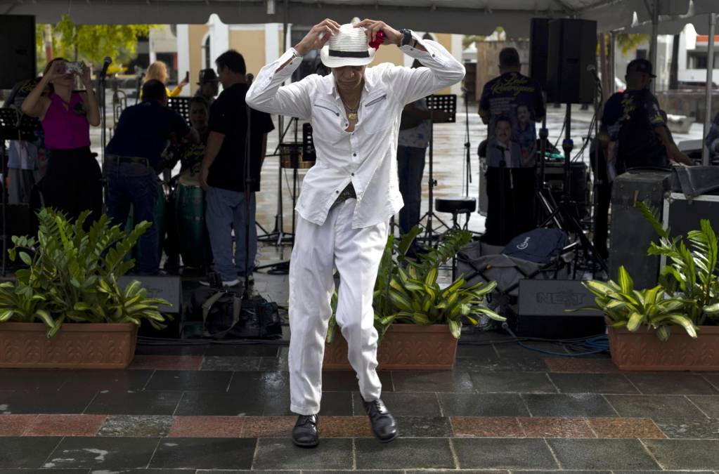 Pero también hubo quiénes decidieron despedirlo con bailes y cantos. El hombre de la imagen fue captado bailando salsa durante el funeral del salsero puertorriqueño. 