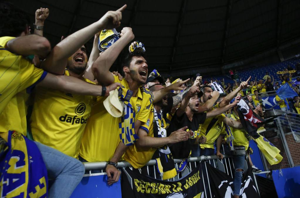 Aficionados del Cádiz celebraron con euforia el gol del Choco que les dio la salvación.