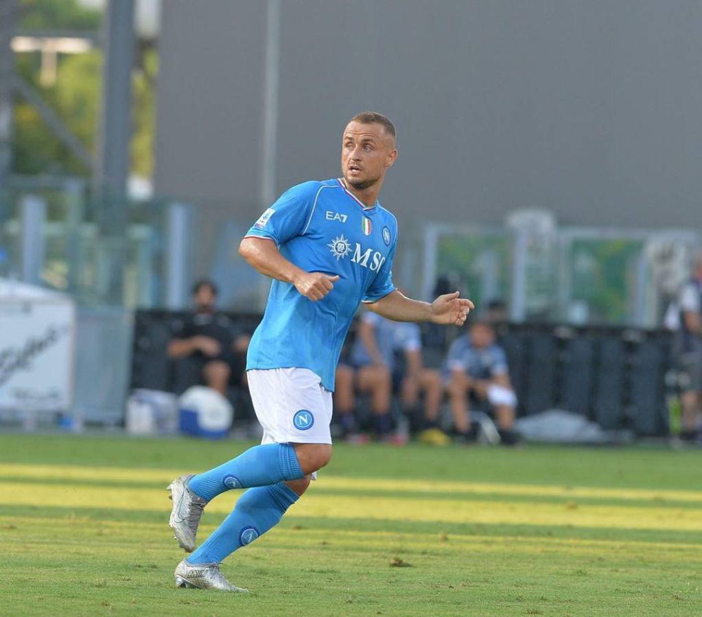 Lobotka juega como centrocampista y Xavi lo elogió en la previa del Barcelona vs Napoli.