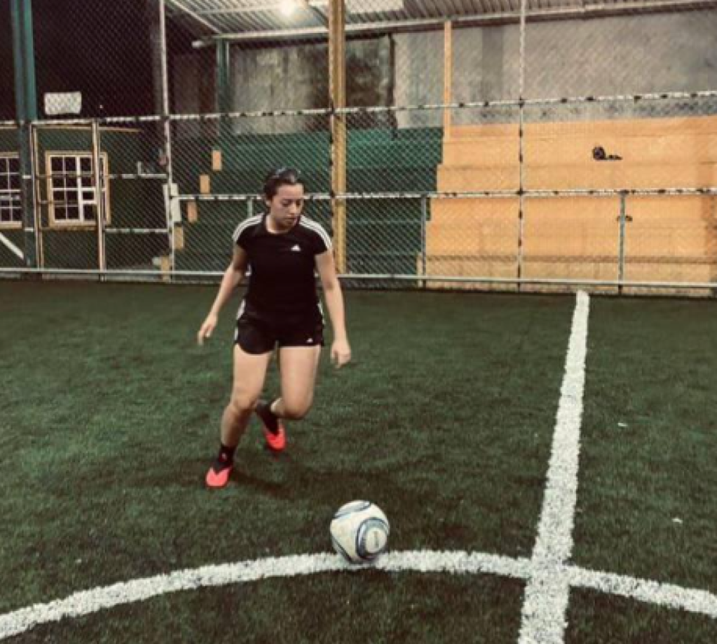 La guapa chica es aficionada del fútbol y así lo ha presumido en sus redes sociales.