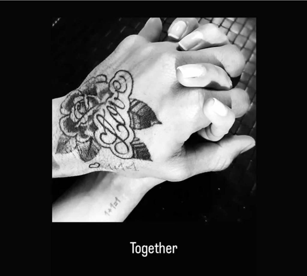 Cuando ingresó a prisión Dani Alves, Joana Sanz publicó una imagen en su storie de Instagram con su mano y la del futbolista con la leyenda “juntos”.