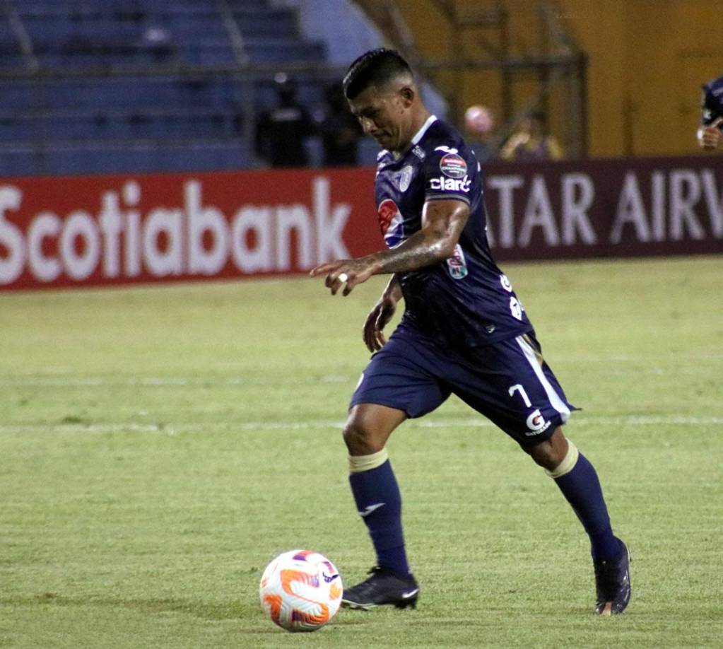 Iván López - Con la llegada de Ninrod Medina el ‘Chino’ ha bajado una línea, por lo que no hace labores de delantero puro, sino que como un jugador de llegada, eso sí, saldrá como estelar.