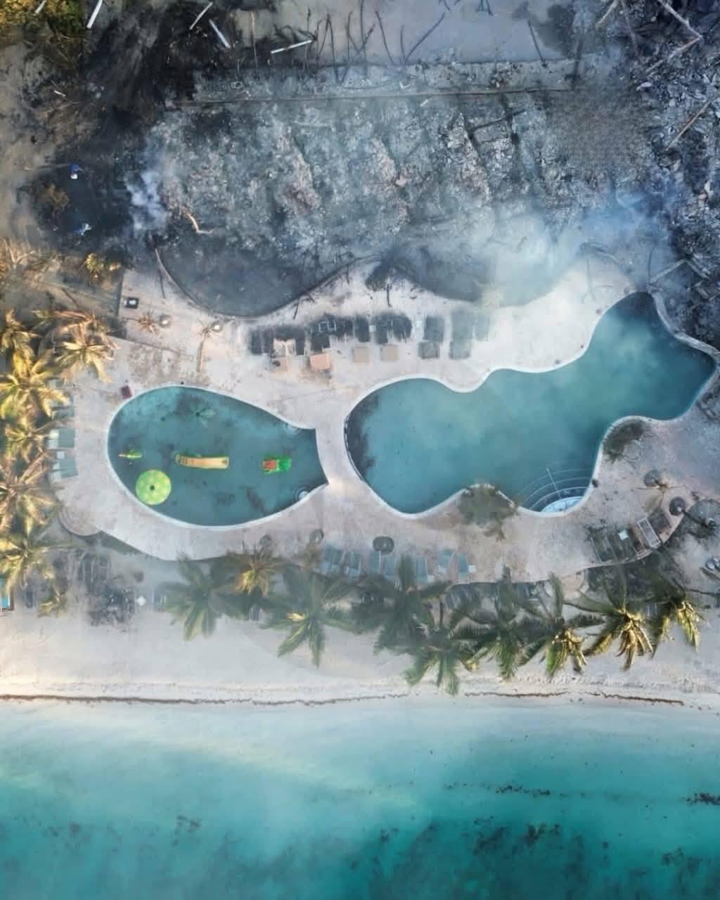 Entre cenizas y escombros: el estado de reconocido hotel tras el incendio en Roatán