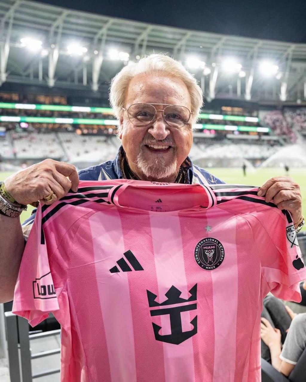 Carlos Villagrán sobre su encuentro con Messi: En Argentina, se besan los hombres