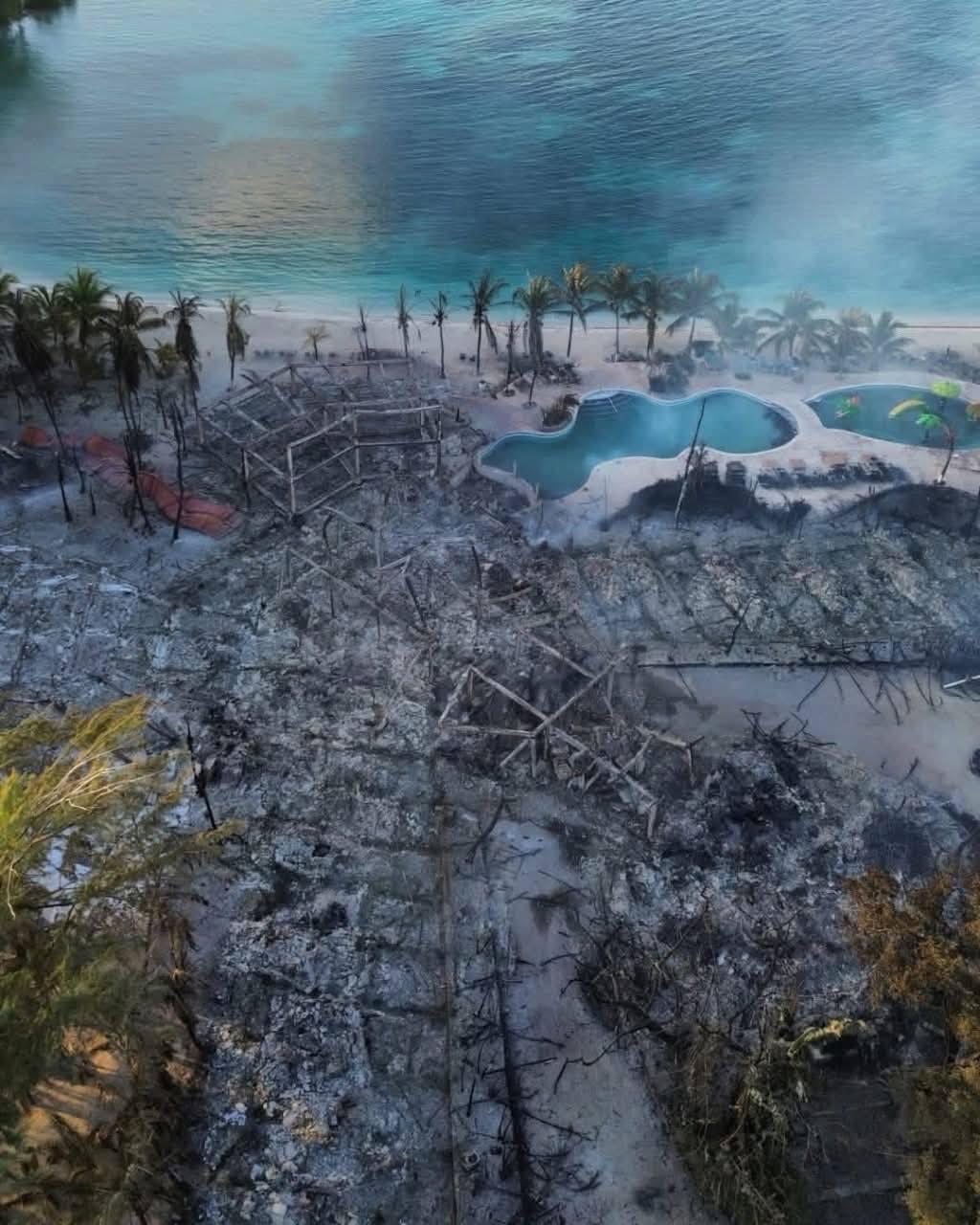 Entre cenizas y escombros: el estado de reconocido hotel tras el incendio en Roatán