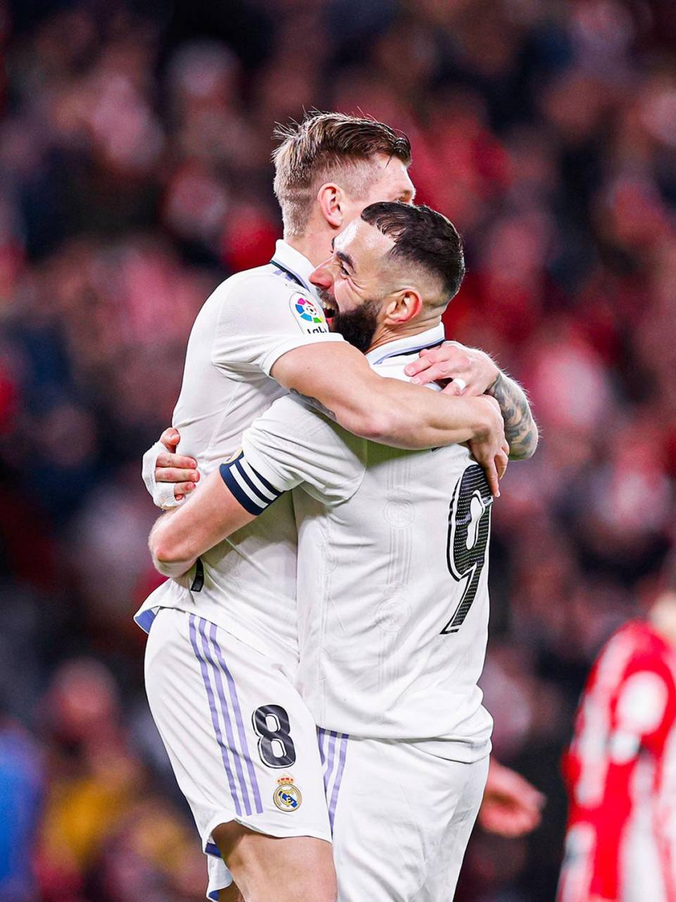 El abrazo de Benzema y Toni Kroos festejando el 0-2.