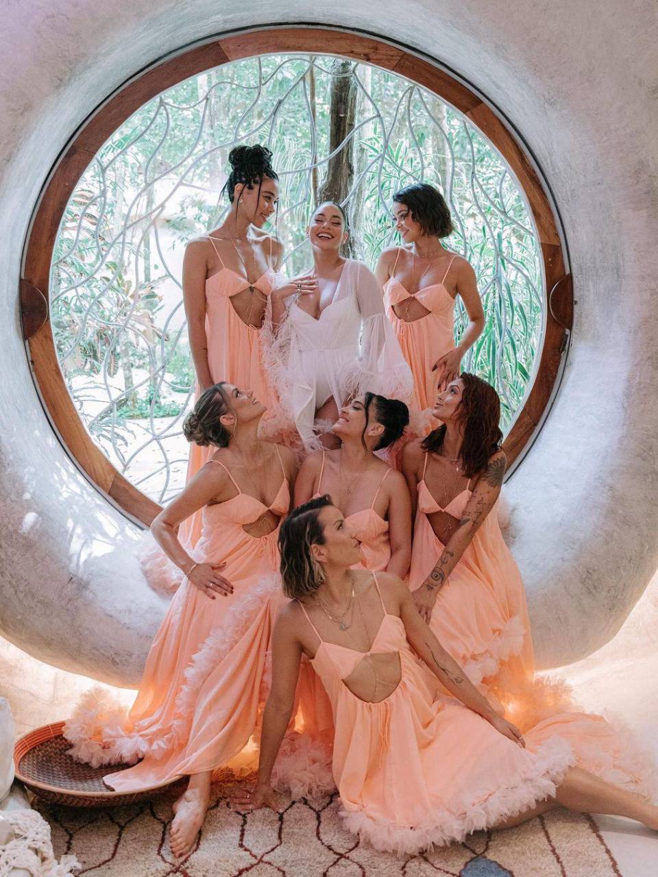 Vanessa compartió una imagen de su gran séquito de damas de honor que la acompañaron en su gran día. Entre ellas no pudo faltar su “gemela” Sarah Hyland con la que tiene una duradera amistad.