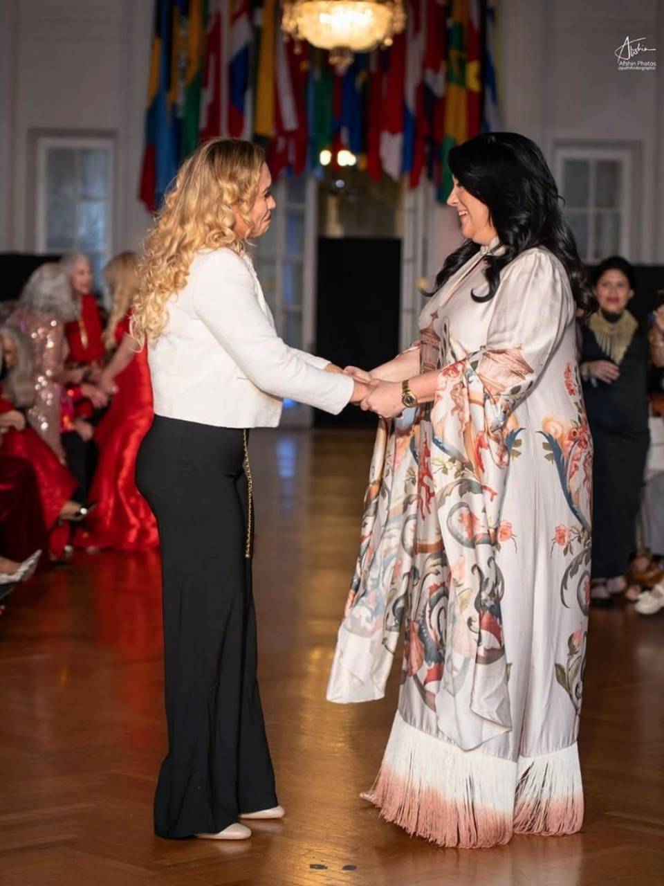 Jolibeth Sánchez y Giannina Azar se felicitaron mutuamente al final del desfile.