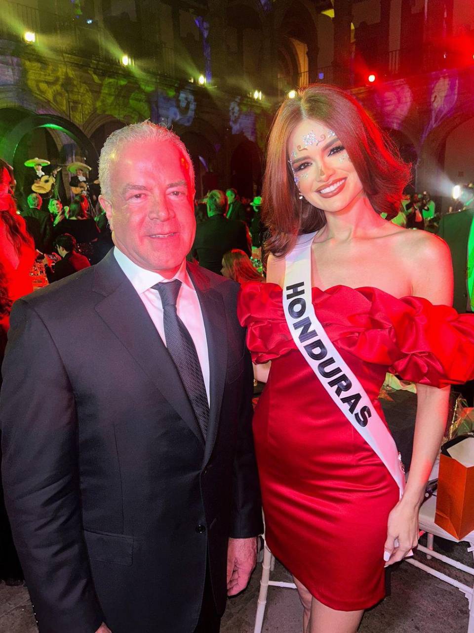 Stephanie Cam, Miss Universo Honduras 2024, en el after party de la gala con Raúl Rocha., presidente de la organización