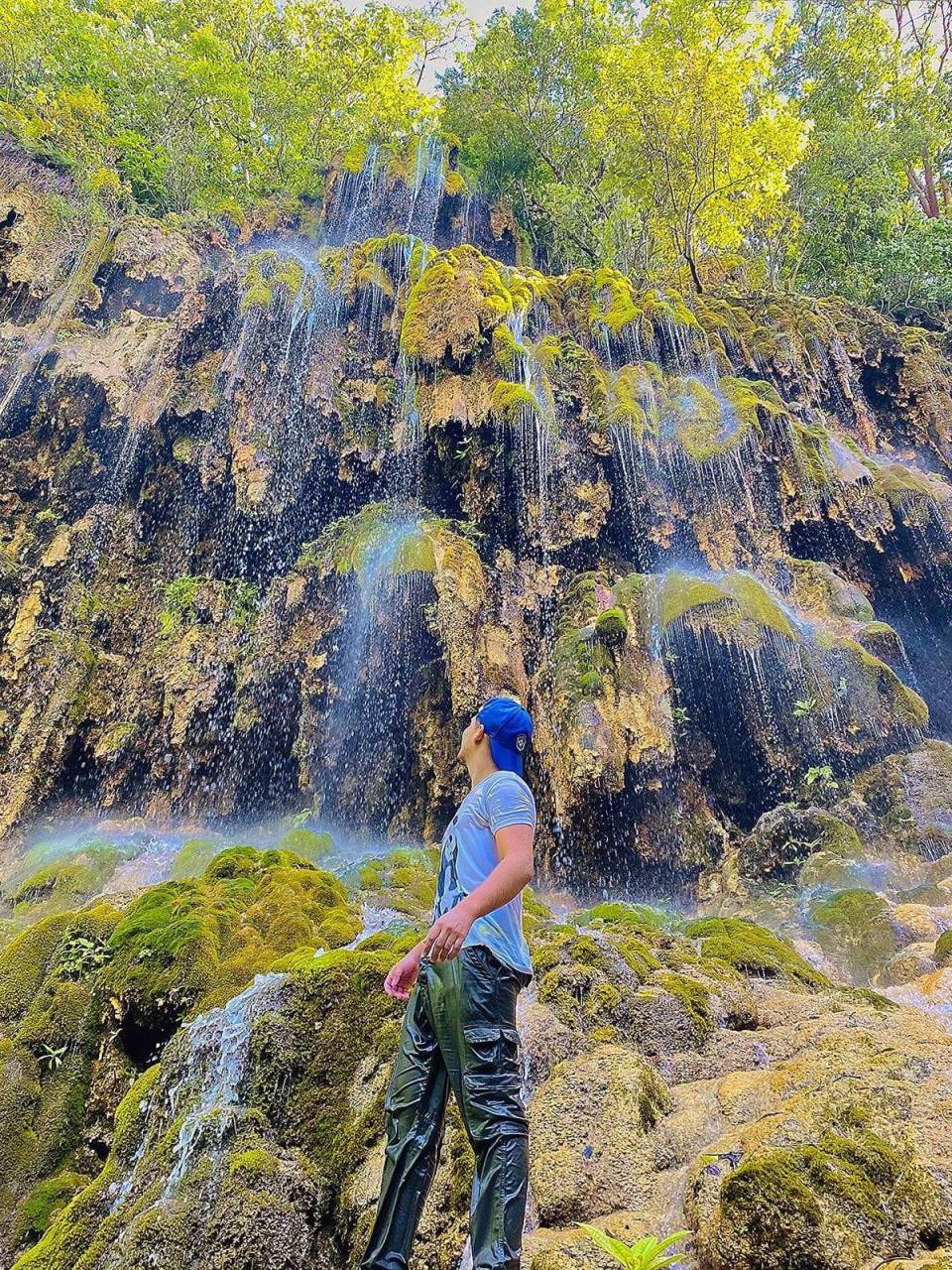 Reserva natural El Tejute. Si desea conocerlo, debe viajar a San Antonio, Copán, Honduras. Si le gusta practicar montañismo es el sitio ideal para usted. Entre sus principales atractivos turísticos se encuentra la impresionante cascada petrificada de 30 metros de altura.