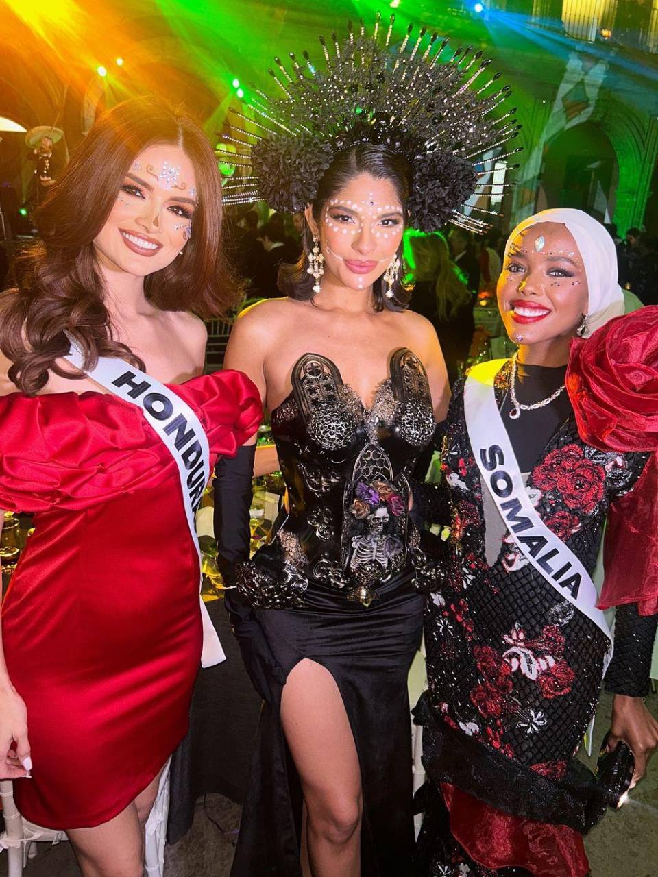 Stephanie Cam, Miss Universo Honduras 2024, departió con Sheynnis Palacios, Miss Universo 2023 y Miss Universo Somalia, Khadija Omar.