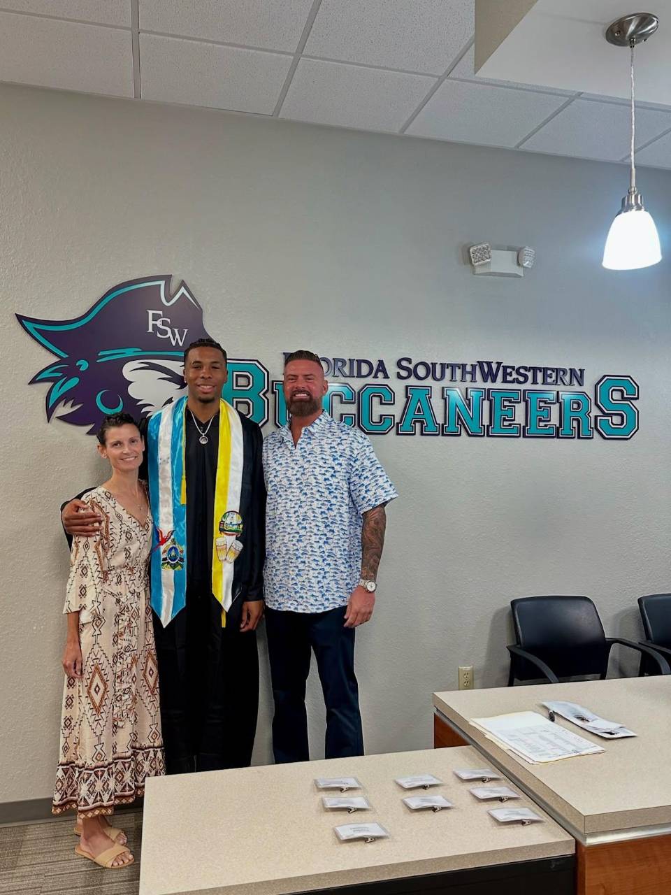 Matt Javit junto a su esposa Nikki y Jafeth Martínez el día de su graduación en Florida SouthWestern. Matt fue jugador universatario y ha sido un pilar importante en la carrera de Jafeth Martínez.