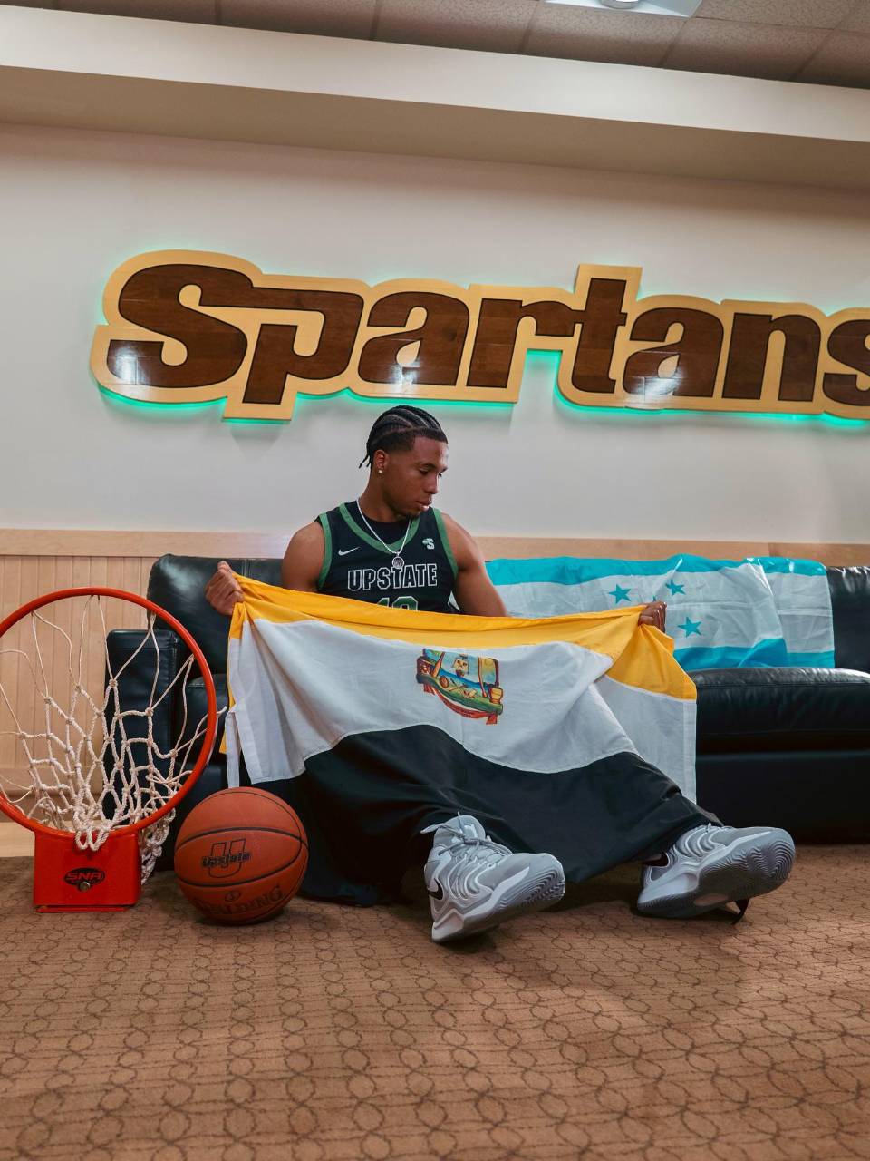 Jafeth Martínez lleva con orgullo la Bandera Garífuna y de Honduras.