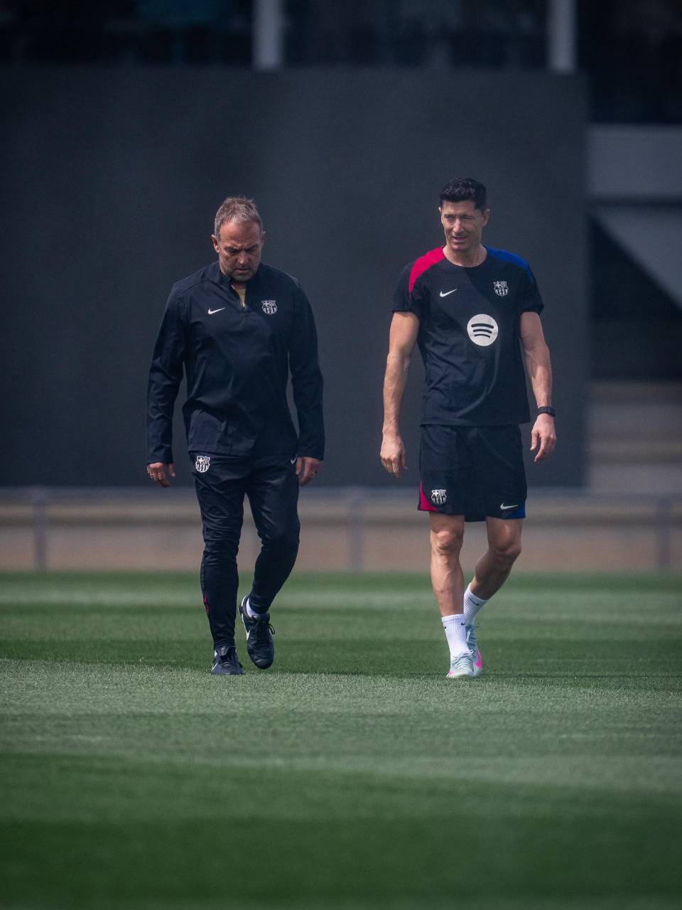 <b>Robert Lewandowski</b> junto a Hansi Fick en su retorno al entrenamiento con el resto del plantel de Barcelona.
