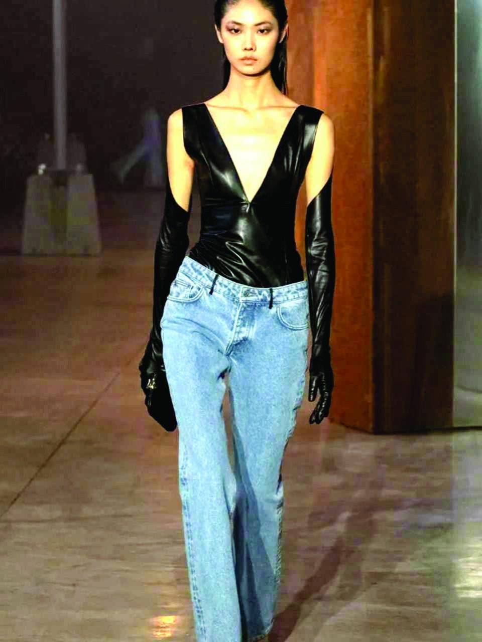 Quiet Luxury: Se basa en la concientización de un clóset limitado y la importancia de la calidad de los materiales con una estética sobria y clásica, donde importa el cómo lo mezclas.Ejemplos:Jeans con camisetas, body blusas, y blazers. Los tonos son básicos y van desde los claros hasta el azul crudo. Atrévete con los accesorios.