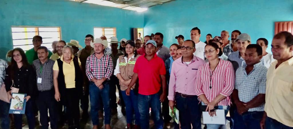 La ministra Laura Suazo junto al grupo de productores beneficiados en el Valle de Jamastrán.