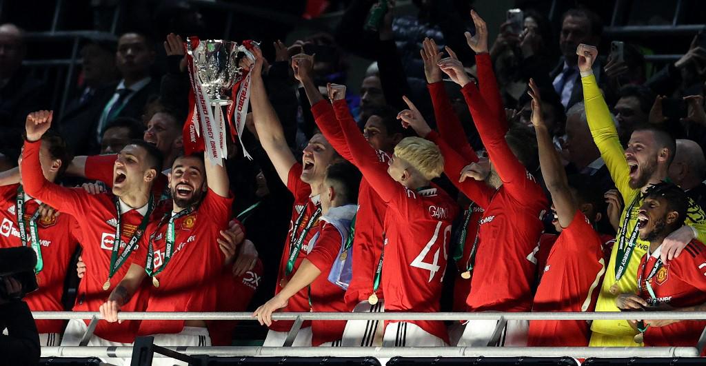 Momento en donde la plantilla del Manchester United alzaba el título.