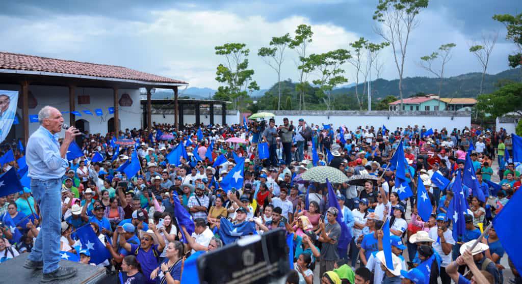 Tito Asfura promete un sistema de agua potable para Copán Ruinas