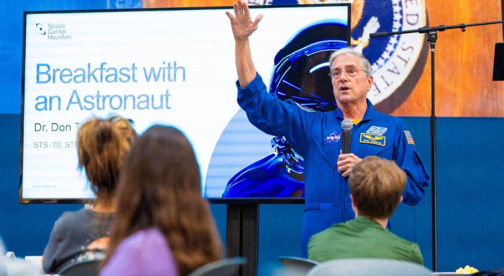 ¿Sabías que puedes desayunar con un astronauta en Houston?