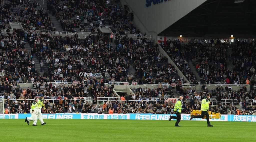 Interrumpido el Newcastle- Tottenham tras terrible susto de aficionado