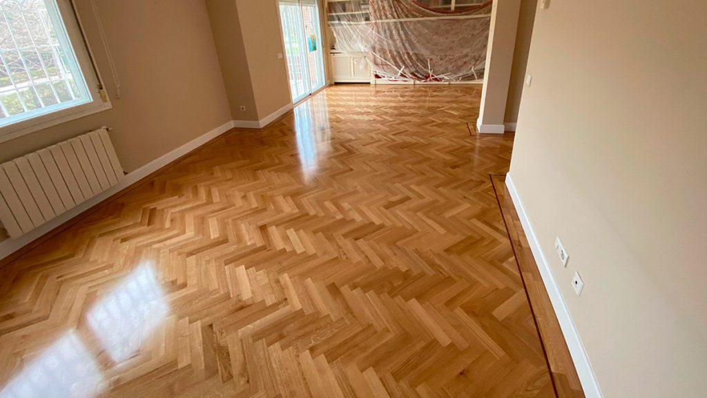 Suelos de madera en espiga. Por su calidez y belleza, la madera sigue siendo uno de los materiales preferidos a la hora de revestir los suelos de cualquier estancia, incluidos la cocina y el baño.