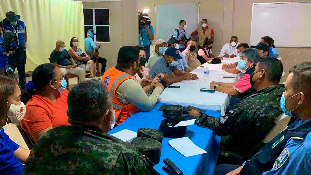 “Estamos sobreviviendo por las ayudas que han venido a la isla”