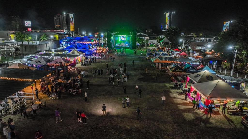 Cuentan con estacionamiento y negocios de venta de comida y bebidas.