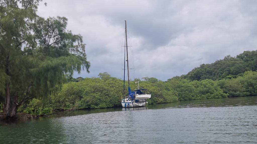En las islas aseguran embarcaciones ante la inminente llegada de la tormenta.