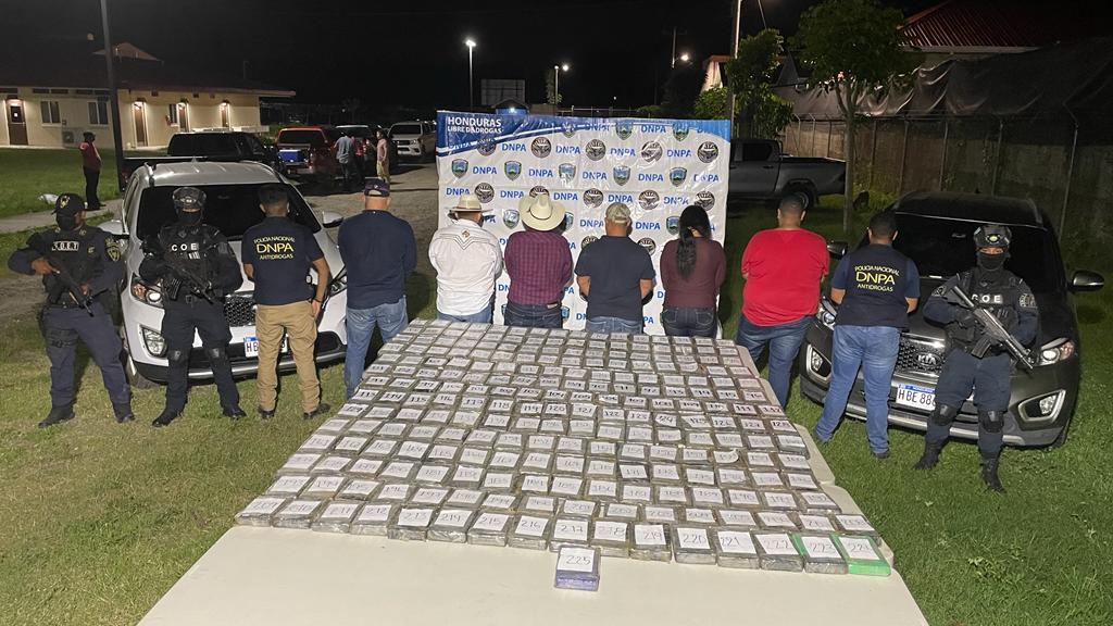 Detienen a seis personas en posesión de 225 paquetes de droga