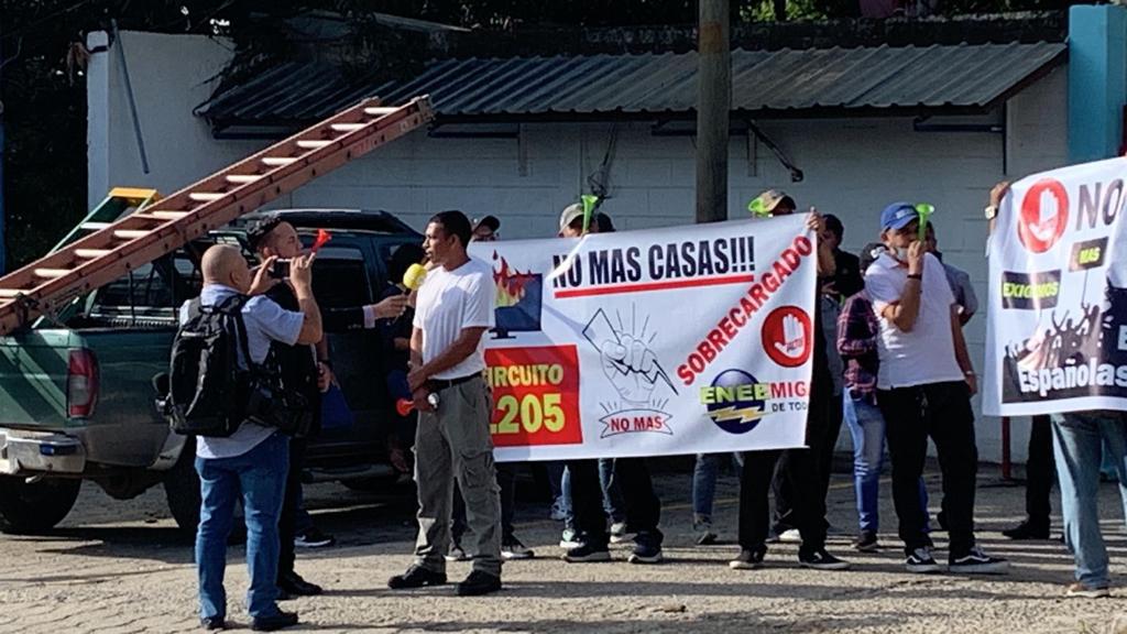 Los pobladores se plantaron con pancartas frente a la Enee.